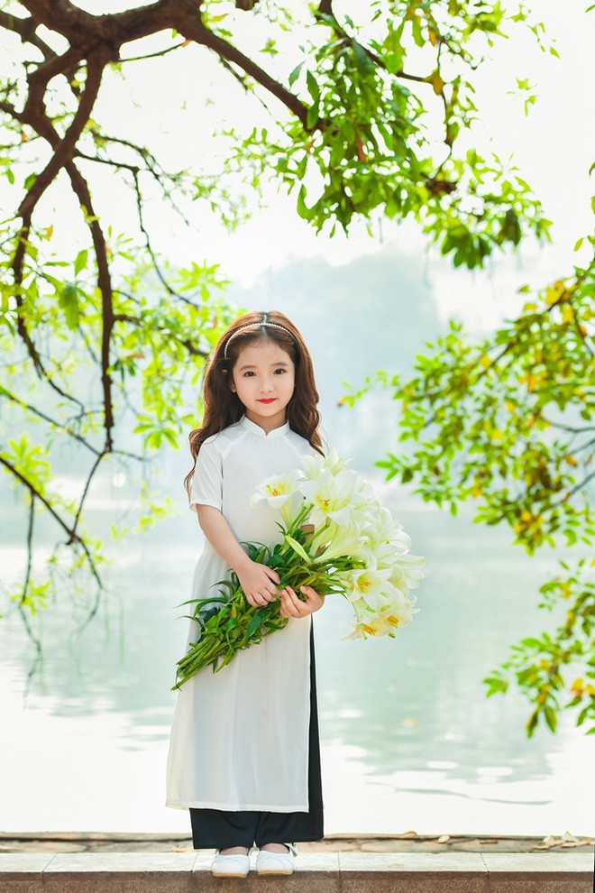 Vẻ đẹp mong manh của cô bé Hà Nội bên hoa loa kèn khiến cư dân mạng thổn thức Vẻ đẹp mong manh của cô bé Hà Nội bên hoa loa kèn khiến cư dân mạng thổn thức